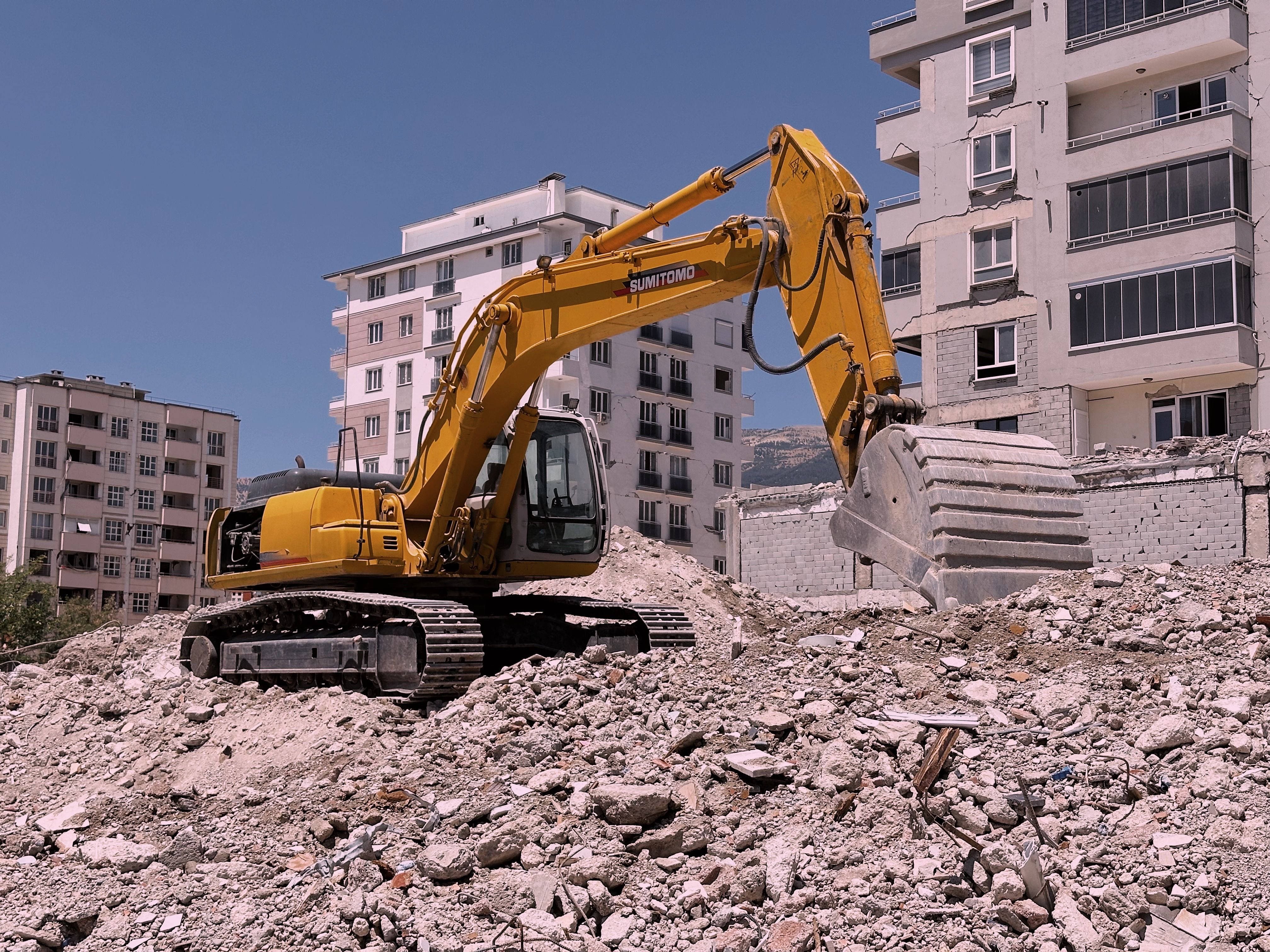 Reconstruction in the Middle East: A comparison between regional contributions